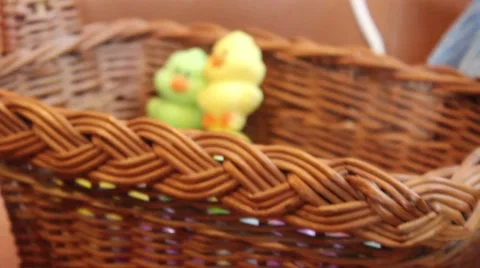 (Push In) Easter Basket with Duck Candy and Matching East Eggs Видео 63011543