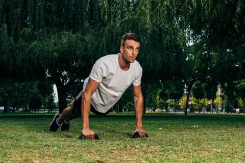 Push up fit man doing arm workout exercising bodyweight exercise pushup outdo Stock-Fotos