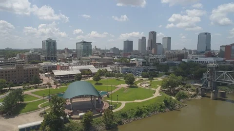 Push-in Flight over Little Rock Arkansas 動画素材 114819225