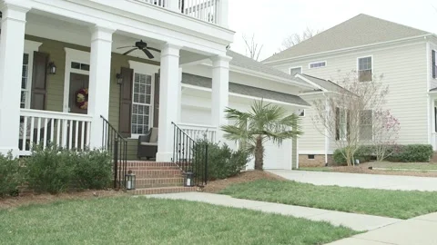 Push in on house in the suburbs Vídeos de archivo 147405203