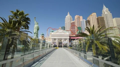 A push in movement on the NYNY bridge at the Las Vegas Strip. Stock Footage 129290857