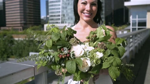 Push-out shot of a bride holding a bouquet 動画素材 76232561