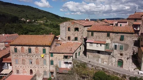 A push out shot of a bunch of Spanish houses with a mountain in the background Stockbeeldmateriaal 308414463