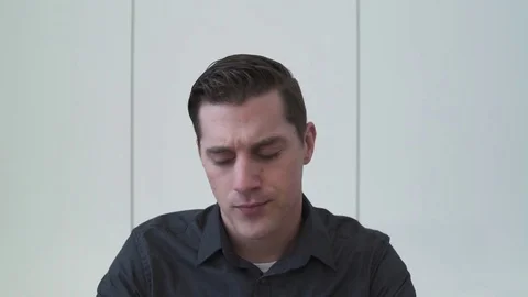 Push-out shot of a man using a laptop 動画素材 76235190