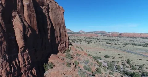 Push past towering red cliffs to reveal the scenery beyond Stockbeeldmateriaal 84329091