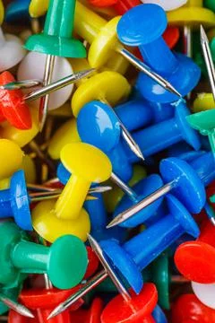 Push pins isolated on white background. colourful push-pin thumbtack tools of Foto stock