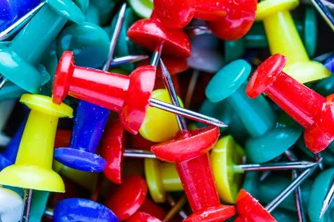 Push pins isolated on white background. colourful push-pin thumbtack tools of Foto stock