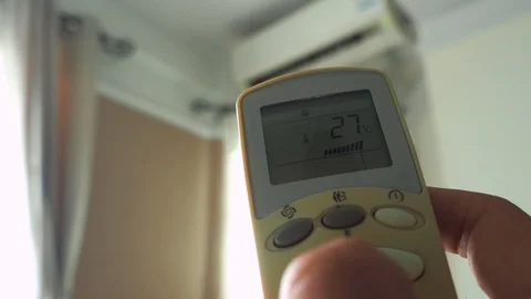Push the remote button air conditioner for decreed temperature from 27 to 25 库存影片 110776604