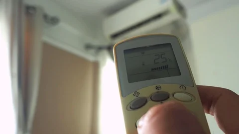 Push the remote button air conditioner for decreed temperature from 25 celsiu 库存影片 110974662