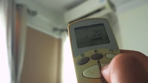 Push the remote button air conditioner for increed temperature from 20 celsiu 库存影片 111134554