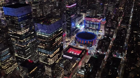 Push in Reveal From Madison Square Garden to Manhattan Skyline at Night Vídeo Stock 344598120