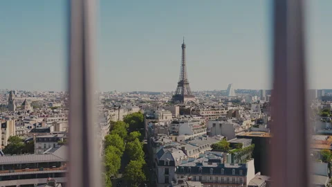 Push in reveal shot of Eiffel Tower and Paris skyline from Arc de Triomphe, 4K Vídeos de archivo 344980519