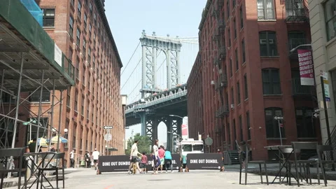 A push-in shot of the Brooklyn Bridge from Dumbo Vídeos de archivo 181219386