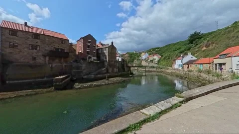 Push in shot of the River Esk in the seaside town of Staithes 스톡 동영상 247094778
