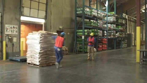 Push-in shot of a warehouse worker 스톡 동영상 76534824