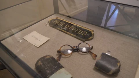 Push in to Sigmund Freud's glasses and nameplate in a museum case 스톡 동영상 285104465