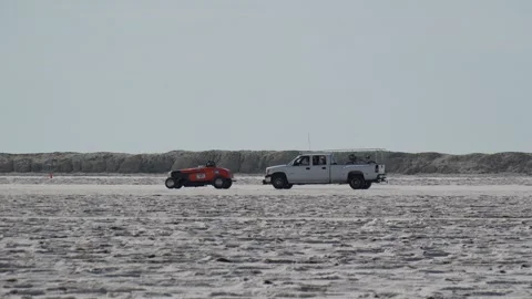 Push starting a racecar. Vídeos de archivo 314976587