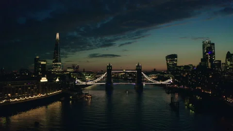 Push in on Tower Bridge After Dusk Stockbeeldmateriaal 156762694