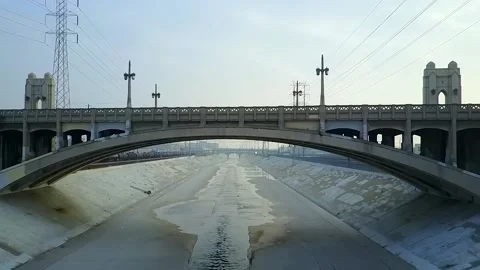 Push in under downtown LA river arch bridge viaduct urban storm sewer Vídeo Stock 160802298