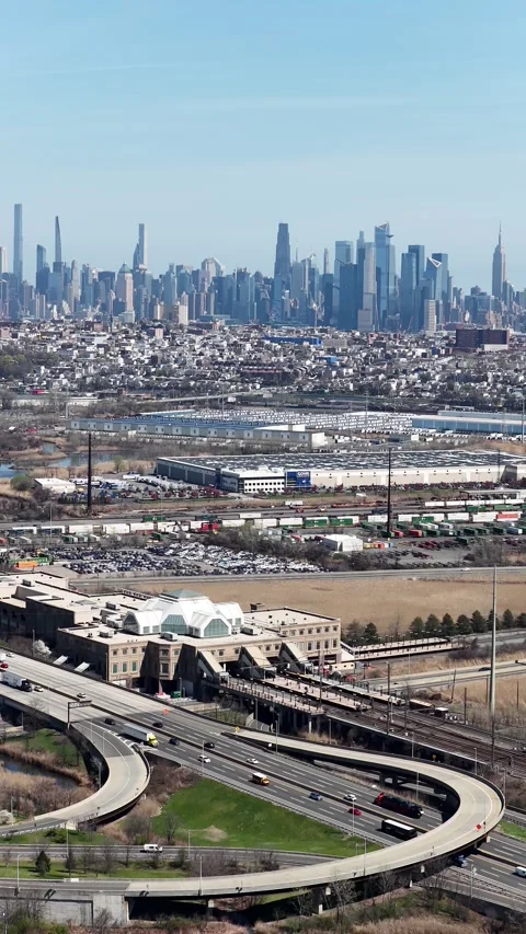 Push in vertical aerial of Manhattan Skyline Over Jersey City Rail Yard Vídeo Stock 344596885