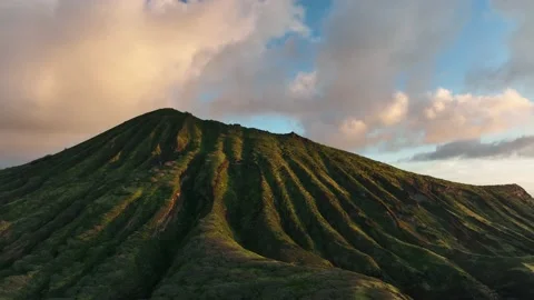 A push in view of Koko crater along the coast on the East side of Oahu, Hawaii. Stock Footage 237726377