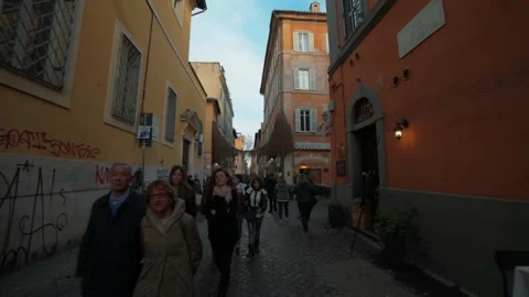 Push in view of typical lanes in the cozy village of Trastevere, Rome Video stock 134548394