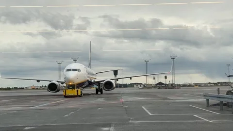 Pushback procedure of Ryanair aircraft ar Kastrup airport in Denmark. Pushb.. 스톡 동영상 311829440