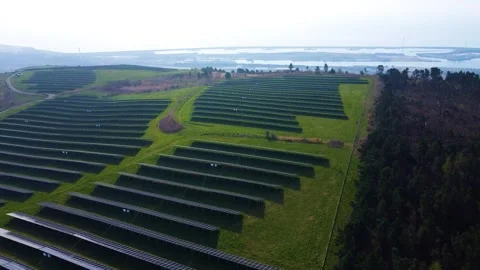 Pushing Aerial of Modern Solar Panel Array on hilltop in UK. Stock Footage 333060403