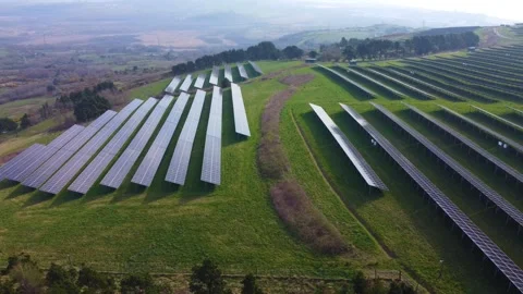 Pushing Aerial of Modern solar panel array on hilltop in UK. Stock-Footage 333387145