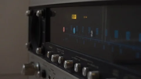 Pushing buttons and twisting knobs on an old amplifier. Video stock 101732583