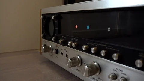 Pushing buttons and twisting knobs on an old amplifier. Video stock 101732585