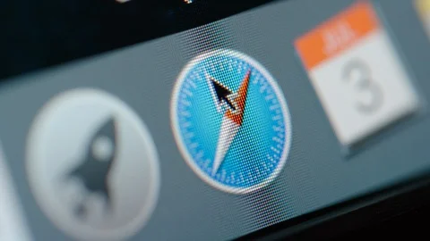 Pushing the Safari browser icon - Macro shot Vídeo Stock 123910889