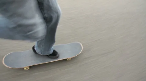 Pushing on a skateboard with audio Vídeos de archivo 32219122