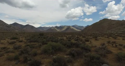 Pushing toward distant mountains over desert landscape Video stock 57919096