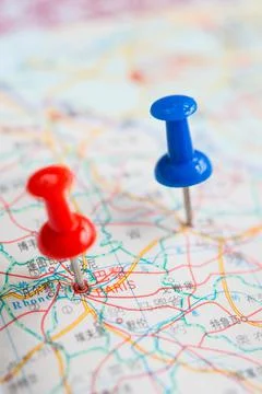 Pushpin stuck in the map Stockfoto's