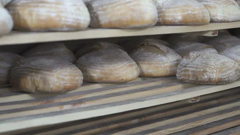 Put the baked bread on the rack. slow motion 库存影片 100738881
