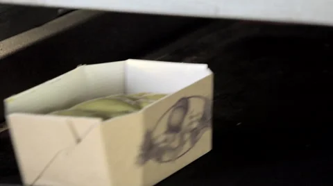 Put the cake in the oven Video stock 56498351