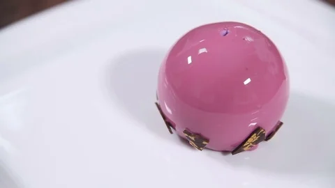 Put the cake on the plate Видео 73977437