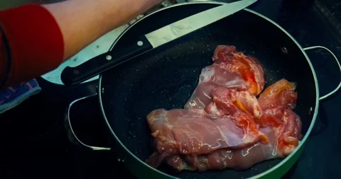 Put the chickens in the pot Stockbeeldmateriaal 167432151