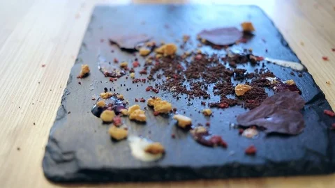 Put on a chocolate sphere on a plate for decoration dessert. Vidéo 75422943