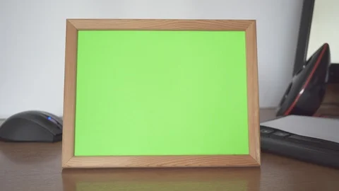 To put on a Desk with a computer, a photo frame of a loved one. Vidéo 113325607