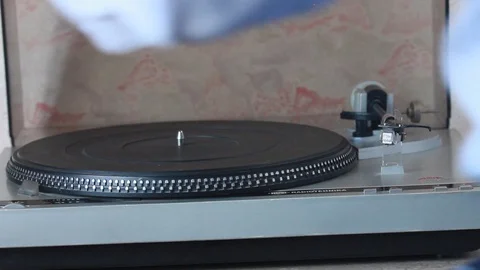 Put the disc on the base plate of the vinyl player Stock Footage 88591944