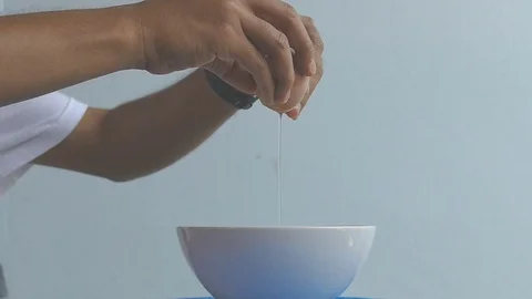 Put eggs in cups. Stock-Footage 76291016