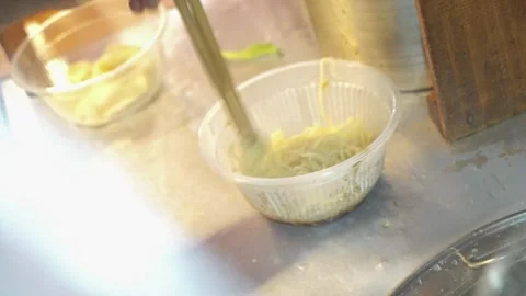 Put the freshly cooked chicken noodles 스톡 동영상 268515875