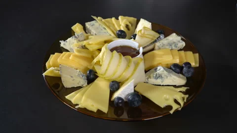 Put the grapes on a plate of cheese 動画素材 102528266