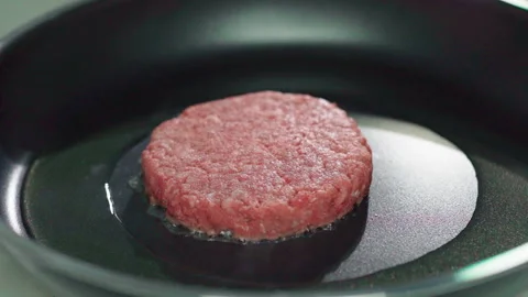 Put hamburger meat on hot pan fully oil 50fps Video stock 158433079