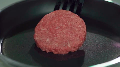 Put hamburger meat on pan fully oil Vídeos de archivo 158433109