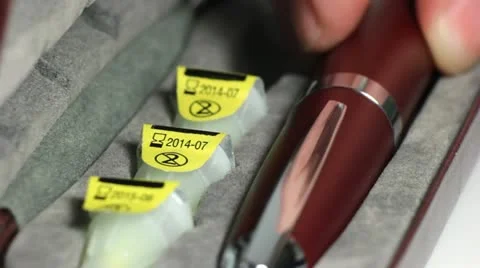 Put an insulin pen Vídeos de archivo 12441926