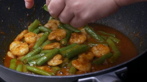 Put  kaffir lime leaves into pan, stir fried shrimp , yard long beans, the sp Vidéo 89493239