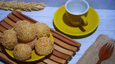 Put onde onde into the plate on the table Stockbeeldmateriaal 215632134